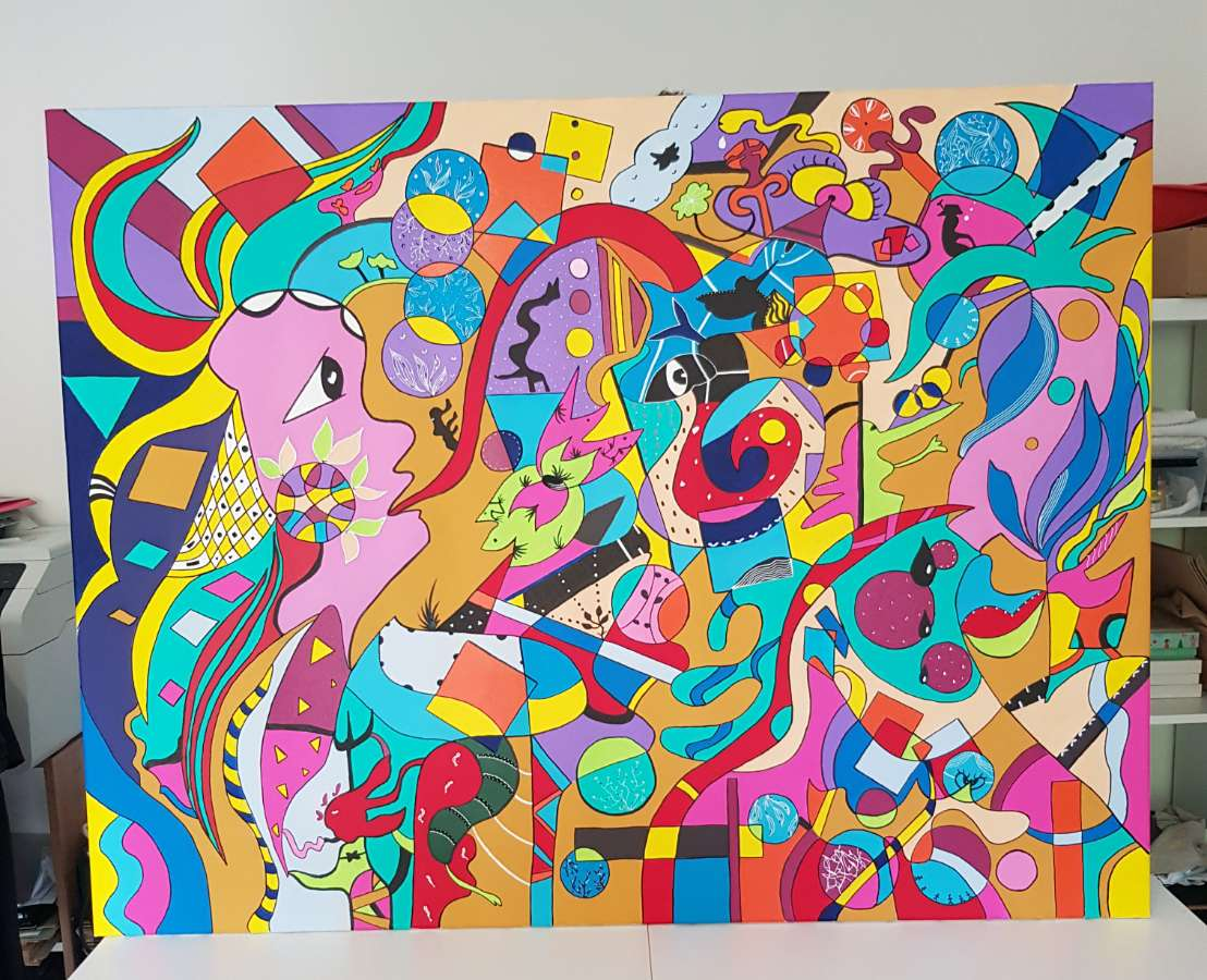Grande peinture aux formes organiques cyan, rose, jaune et bleu, photographiée dans l’atelier